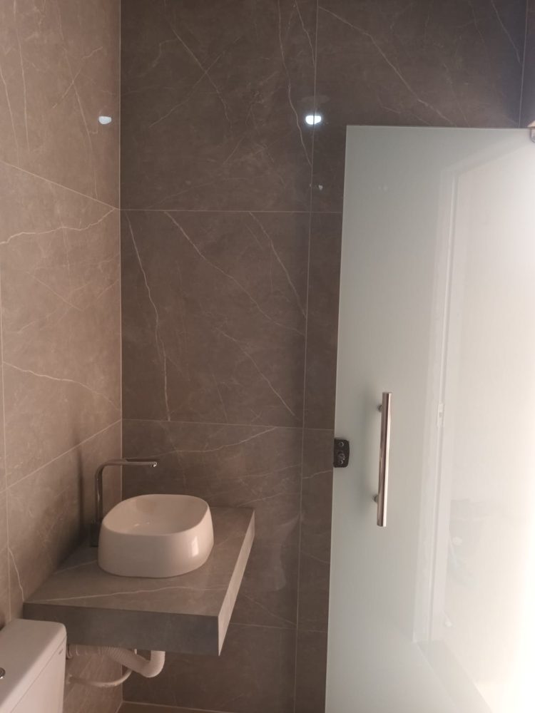 Lavabo com cuba de apoio e bancada em porcelanato