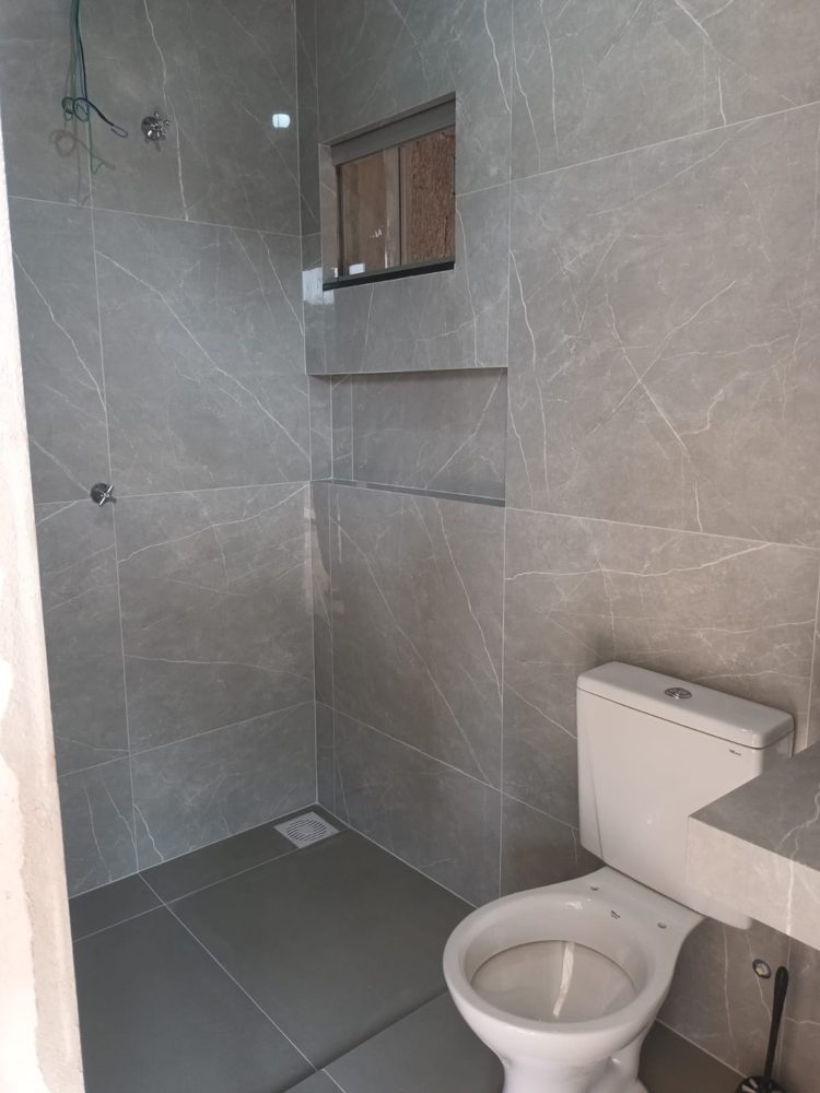 Banheiro completo com porcelanato marmorizado
