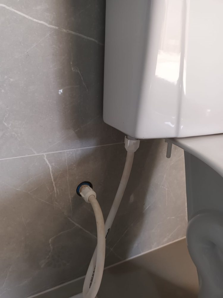 Detalhe da instalação do vaso sanitário