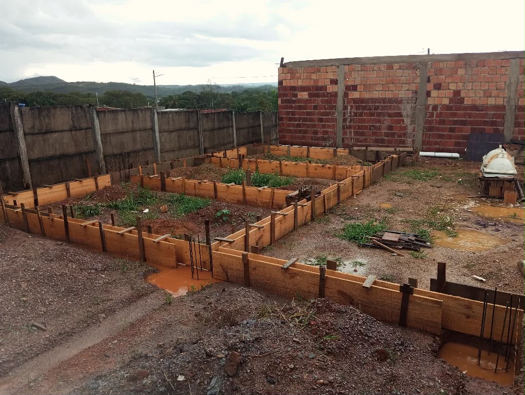Fundação e alicerce de obra em execução
