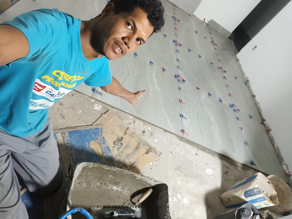 Profissional durante o assentamento de piso de grande formato