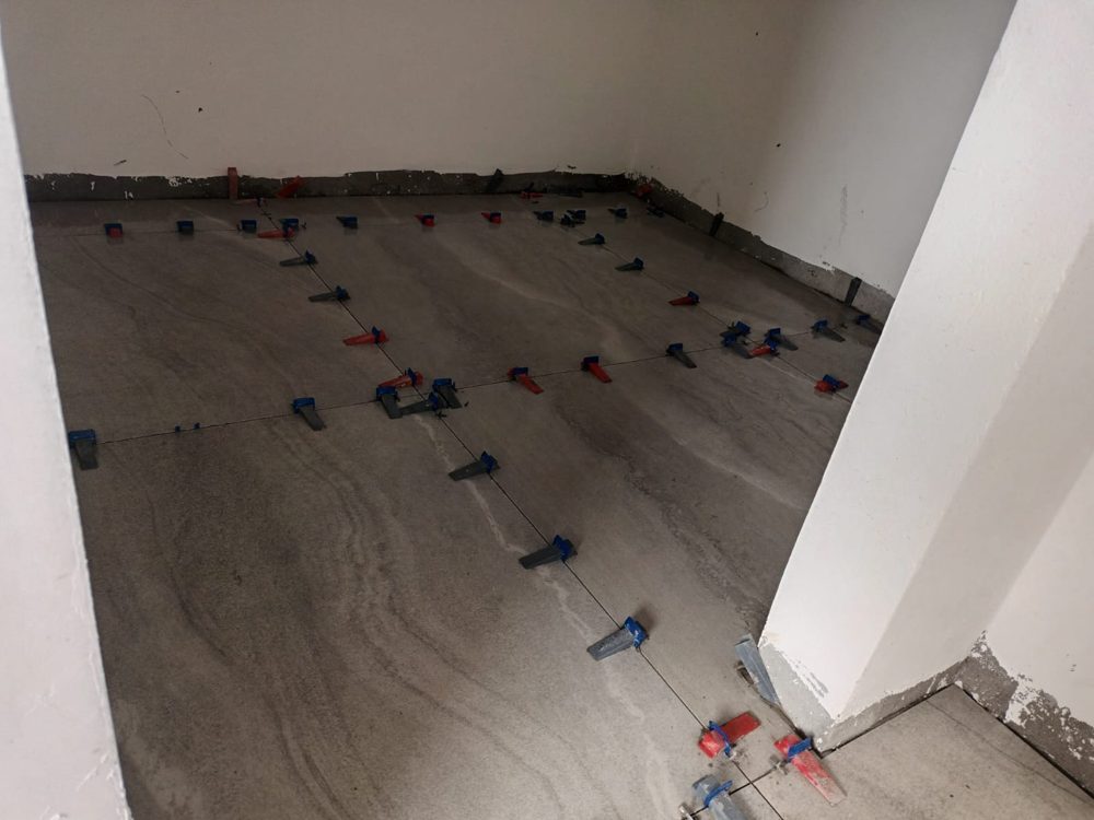 Piso de porcelanato grande formato recém-assentado